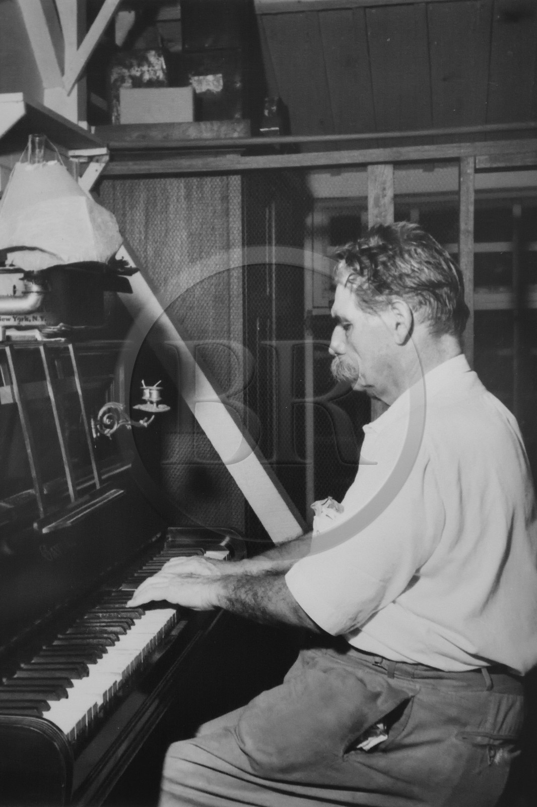 Gabon, Province du Moyen-Ogooué, Lambaréné, Hopital Albert Schweitzer, Albert Schweitzer au piano dans sa maison (image d'archive)