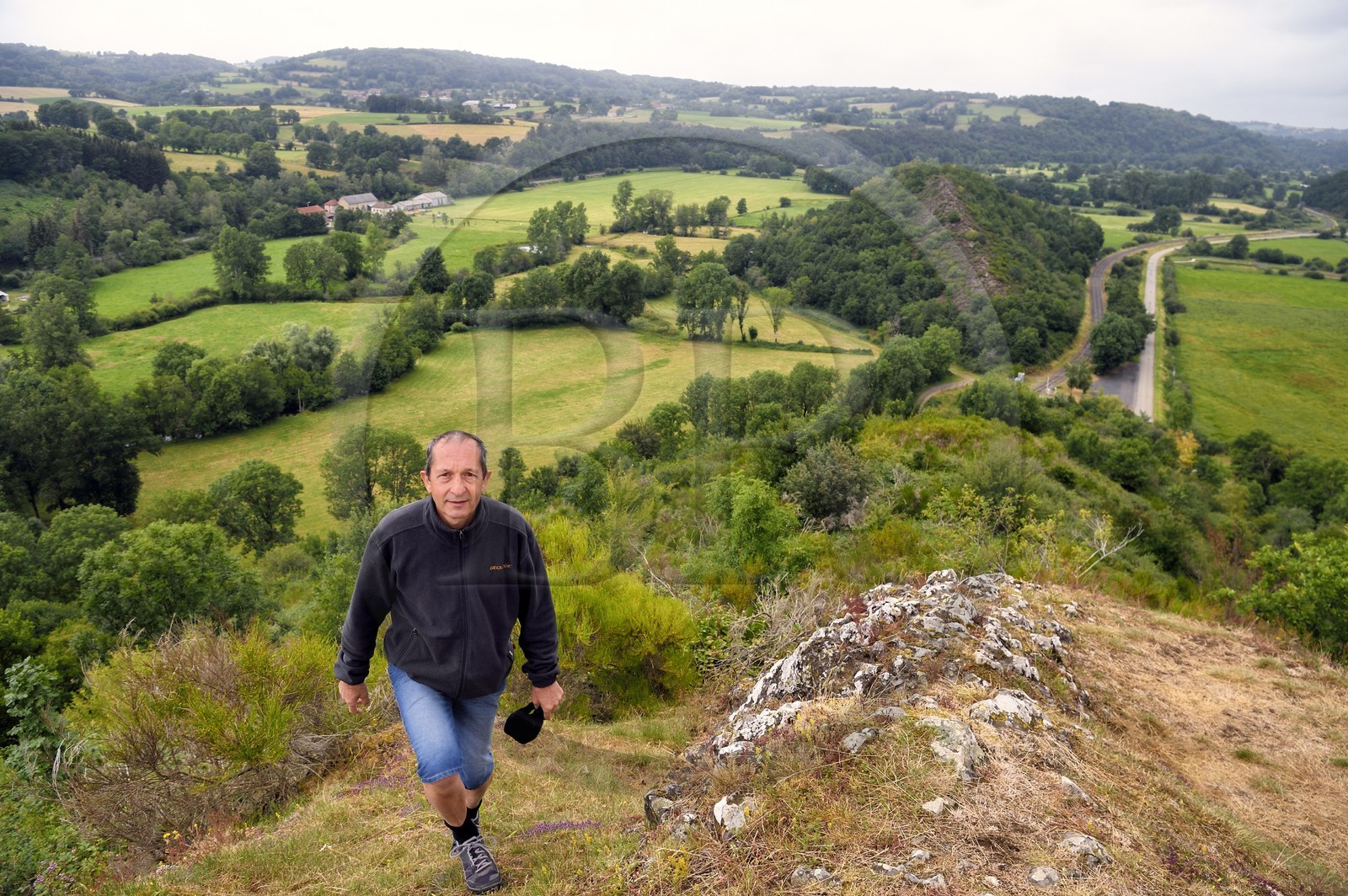 France, Puy-de-Dôme (63), sur la butte basaltique de Saint-Pierre-Le-Chastel surplombant la vallée de la Sioule, l'ingénieur agronome et géographe Yves Michelin, passionné d'histoire et de paléontologie, est aussi auteur de livres et un des acteurs du classement de la Chaîne des Puys et de la Faille de Limagne au patrimoine mondial de l’Unesco
