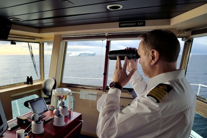 Groenland, cote Nord-Ouest, Baffin Bay, le capitaine Raymond Martinsen du bateau de croisière MS Fram de la compagnie Hurtigruten observe les icebergs à la jumelle