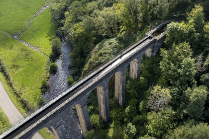 France, Nièvre (58), Parc naturel régional du Morvan, Montreuillon, pont aqueduc de Montreuillon construit en 1841, haut de 33 m et long de 152 m avec 13 arches larges de 8 m, le long de la Rigole d’Yonne qui puise les eaux de l'Yonne au lac de Pannecière et alimente le canal du Nivernais (vue aérienne)