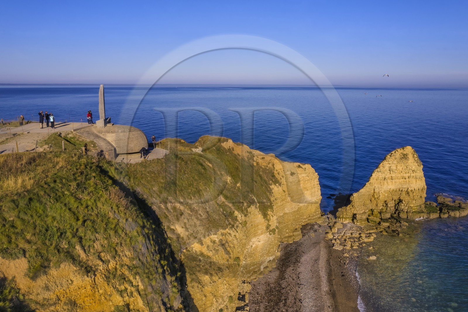 France, Calvados (14), Cricqueville-en-Bessin, la Pointe du Hoc, fortifications allemandes du mur de l'atlantique, poste d'observation et de tir de la batterie allemande, monument en l'honneur du sacrifice des troupes américaines et est l'un des lieux de commémoration du débarquement (vue aérienne)