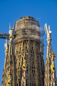 Espagne, Catalogne, Barcelone, quartier de l'Eixample, basilique de la Sagrada Familia de l'architecte du modernisme catalan Antoni Gaudi classée Patrimoine Mondial de l'UNESCO, campaniles surmontés de pinacles entourant le ciborium central et la future tour centrale (Tour de Jesus Christ)