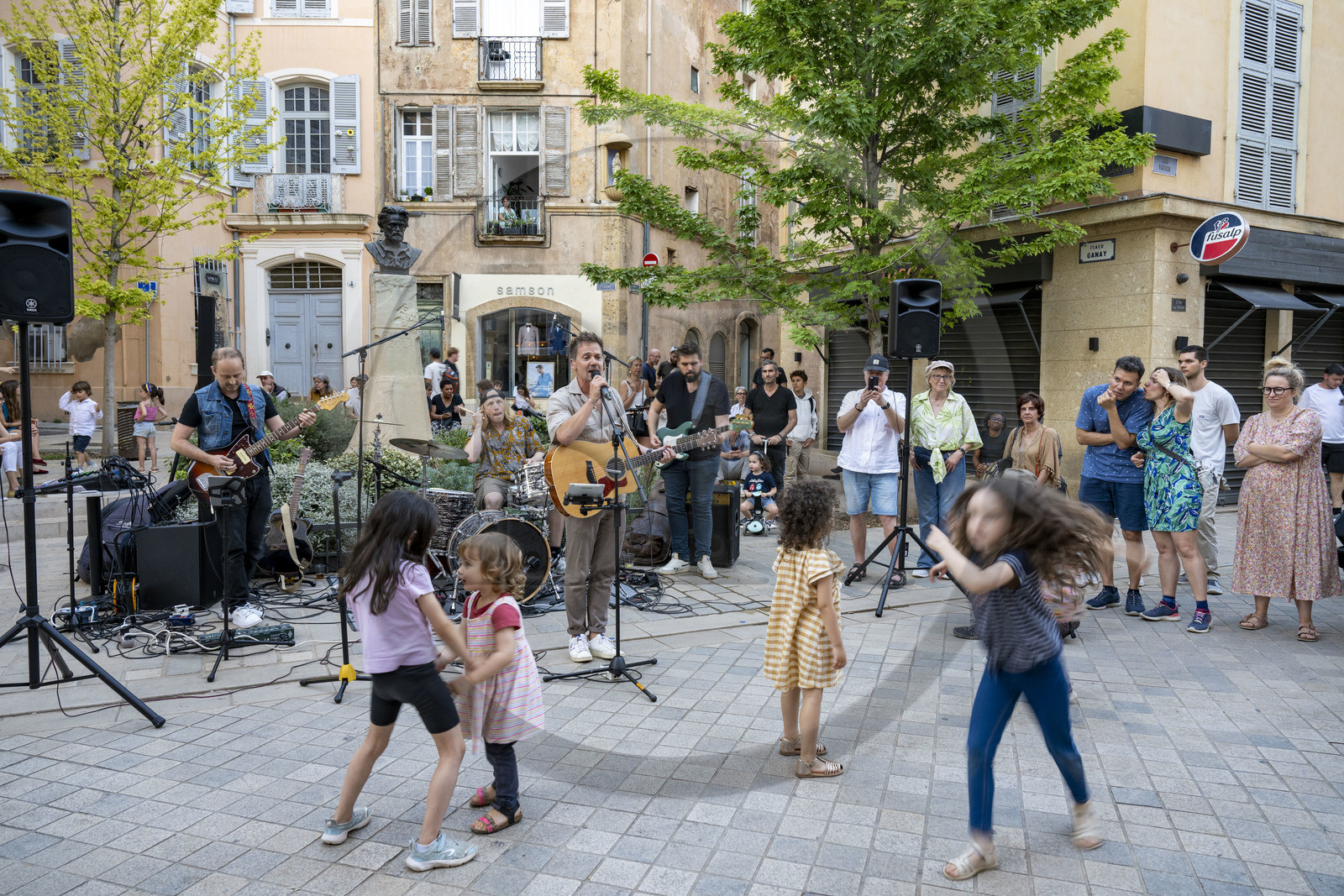 France, Bouches-du-Rhône (13), Aix en Provence, buste d'Emile Zola place Ganay, dans les rue de la vieille ville lors de la fête de la musique