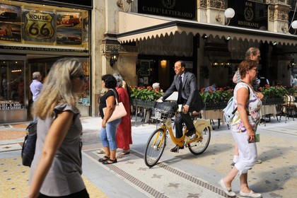 Italie, Lombardie, Milan, la galerie Vittorio Emanuele II, cycliste sur un vélo en libre-service BikeMi
