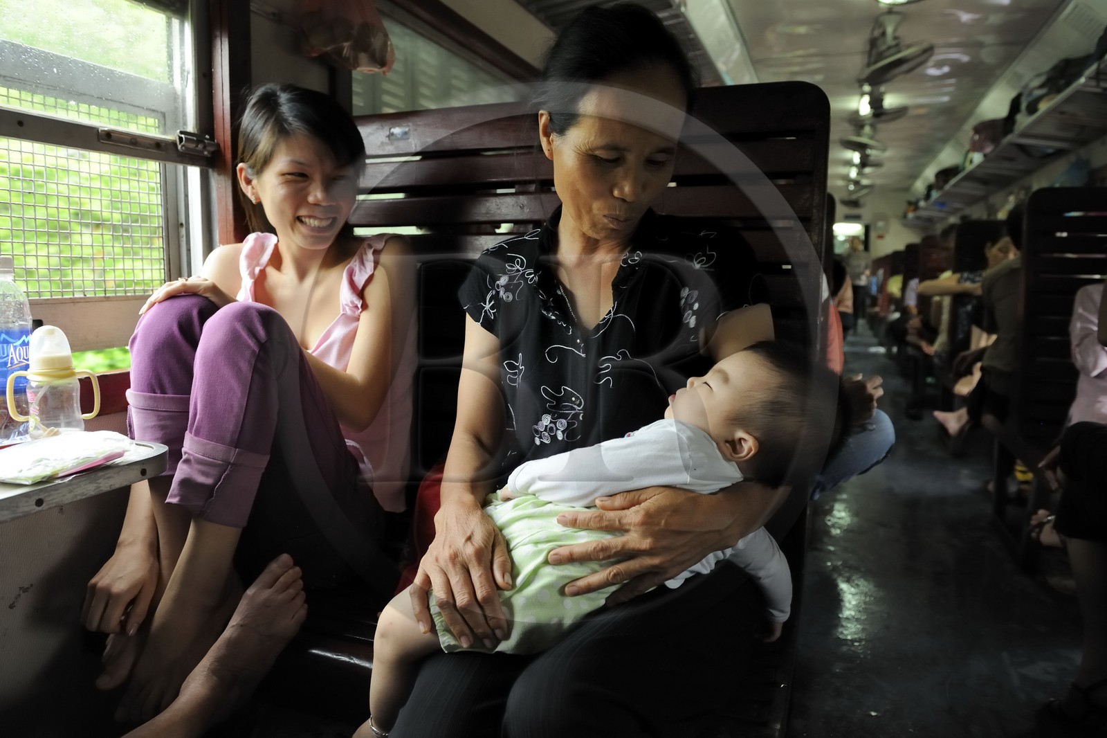 Vietnam, train de jour de Lao Cai à Hanoï, classe assis dur non climatisé