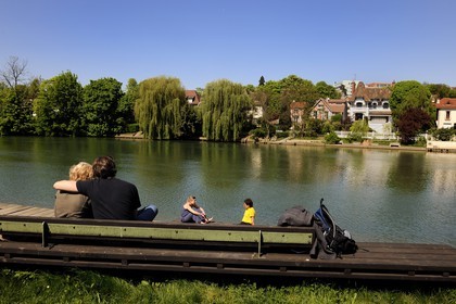 France, Val-de-Marne (94), les bords de Marne, couple d'amoureux sur la promenade de Polangis à Champigny-sur-Marne et les villas de Nogent-sur-Marne