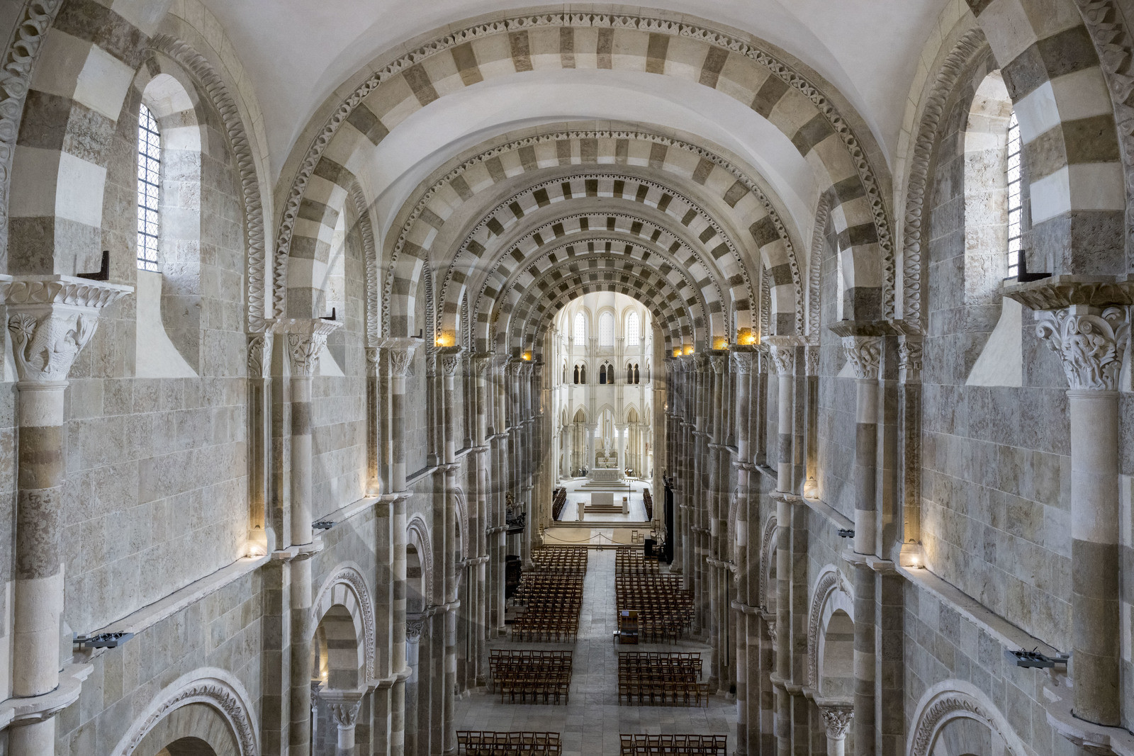 France, Yonne (89), parc naturel régional du Morvan, Vézelay, classé au Patrimoine Mondial de l'UNESCO, labellisé Les Plus Beaux Villages de France, point de départ de l'une des principales voies de pèlerinage de Saint-Jacques-de-Compostelle, la basilique Sainte-Marie-Madeleine, la nef et le choeur en arrière plan