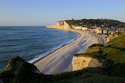 France, Seine-Maritime (76), Pays de Caux, Côte d'Albâtre, Etretat et sa plage, en arriere plan la falaise d'Amont et l'église Notre-Dame-de-la-Garde