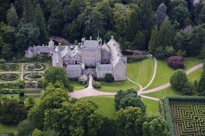 Royaume-Uni, Ecosse, Highland, chateau de Cawdor construit à la fin du XIVème siècle entouré de jardins (vue aérienne)