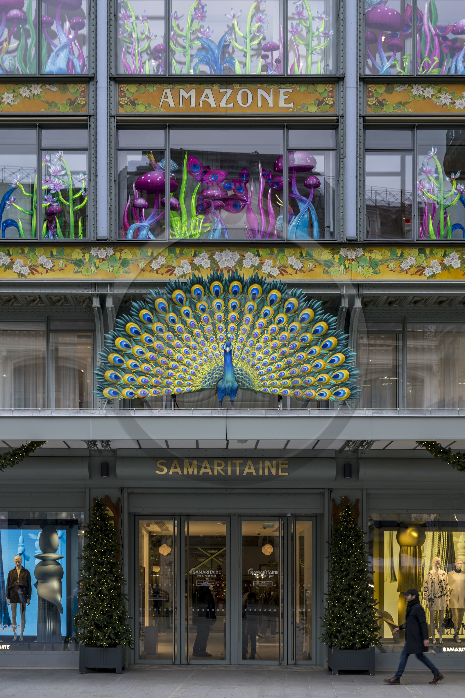 France, Paris (75), le grand magasin de La Samaritaine pendant les fêtes de Noël, réalisations de Thoiry Lumières Sauvages dans les vitrines de la facade