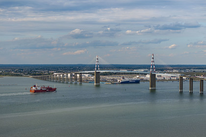 France, Loire-Atlantique (44), le pont de Saint-Nazaire et le port de Saint-Nazaire en arrière plan (vue aérienne)