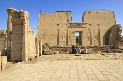 Egypte, Haute Egypte, vallée du Nil, Edfou, temple dédié au dieu Horus, le pylone d'entrée