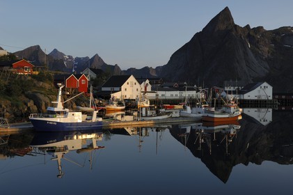 Norway, Nordland County, Lofoten Islands, Moskenes island , fishermen's port of Hamnoy near Reine under the midnight sun