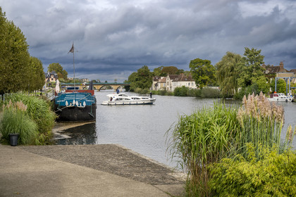 France, Yonne, Auxerre, the banks of the Yonne at the foot of the footbridge in the city center