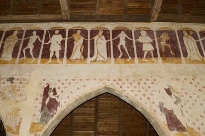 France, Côtes-d'Armor (22), Plouha, chapelle de Kermaria an Iskuit, fresque de la Danse macabre de la fin du XVème siècle