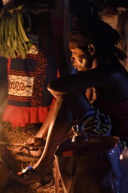 Gabon, province de Ogooué- Maritime, Omboué, région du Loango, maquillage pour les danses traditionnelles Nkomi (Myènè)