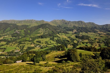 France, Cantal (15), monts du Cantal, Parc Naturel Régional des Volcans d' Auvergne, la vallée de la Jordanne vers Mandaille-Saint-Julien