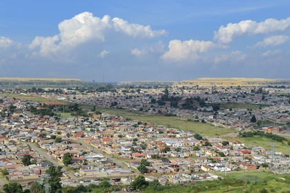 Afrique du Sud, province de Gauteng, Johannesburg, Soweto, le quartier d'Orlando du township et les terrils des mines d'or en arrière plan