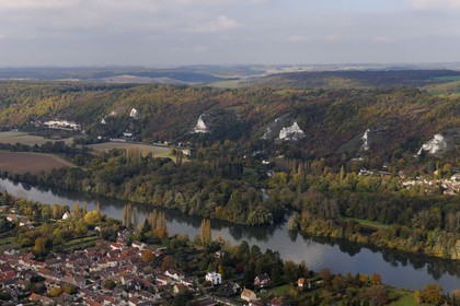 France, Val-d'Oise, the Seine upstream of the Roche Guyon at Chantemesle, Haute-isle island in the foreground and the cliffs along the Valley road (aerial view)