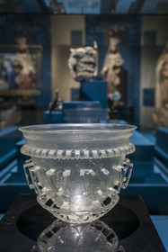 France, Saône-et-Loire (71), Autun, musée Rolin, exposition des chefs-d'oeuvres au muséum d'Histoire Naturelle pendant les travaux, coupe de Autun, vase diatrète romain du IVe siècle en verre soufflé et sculpté