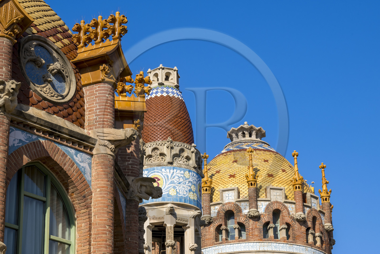 Espagne, Catalogne, Barcelone, quartier d'El Guinardo, ancien Hospital de la Santa Creu i de Sant Pau classé Patrimoine Mondial de l'UNESCO, de style moderniste par l'architecte Domenech i Montaner, aujourd'hui un musée et un centre culturel, détail de la décoration des pavillons