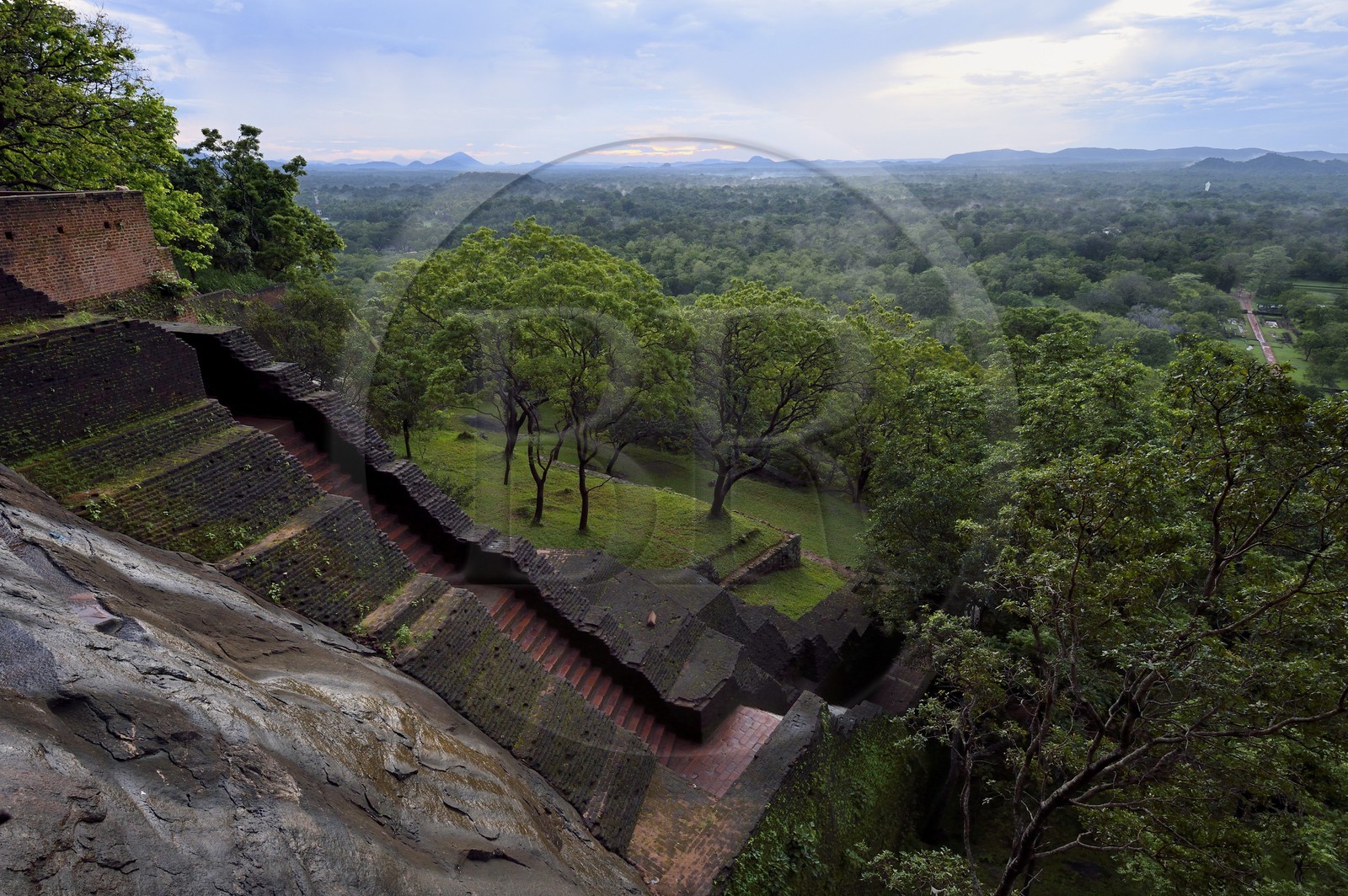 Sri Lanka, province centrale, district de Matale, Sigiriya, ville ancienne de Sigiriya classée patrimoine mondial de l'UNESCO, escalier d'accès à l'ancien palais forteresse du Rocher du Lion Sri Lanka, province centrale, district de Matale, Sigiriya, ville ancienne de Sigiriya classée patrimoine mondial de l'UNESCO, escalier d'accès à l'ancien palais forteresse du Rocher du Lion