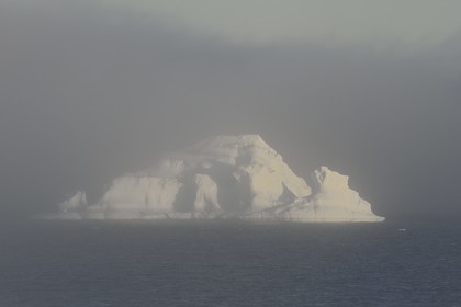 Groenland, cote Nord-Ouest, Murchison sund, iceberg au large de Kiatak (Northumberland Island)
