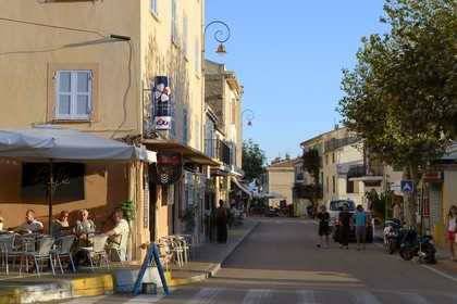 France, Corse-du-Sud (2A), Cargèse, la rue principale sur la nationale