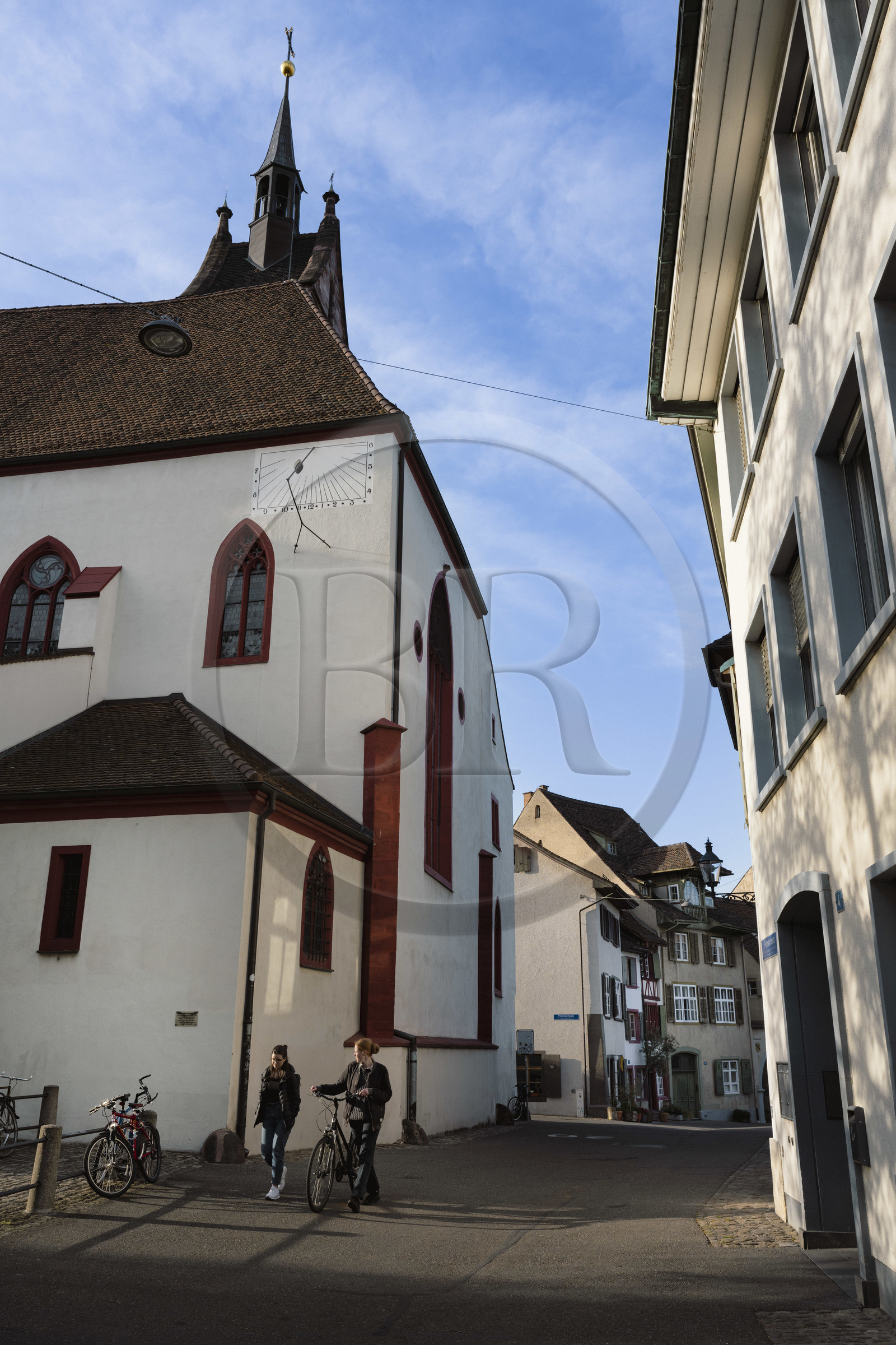 Suisse, Bâle, Vieille ville du Grand Bâle (rive gauche), la rue Nadelberg et l'église reformée Saint-Pierre (Peterskirche)