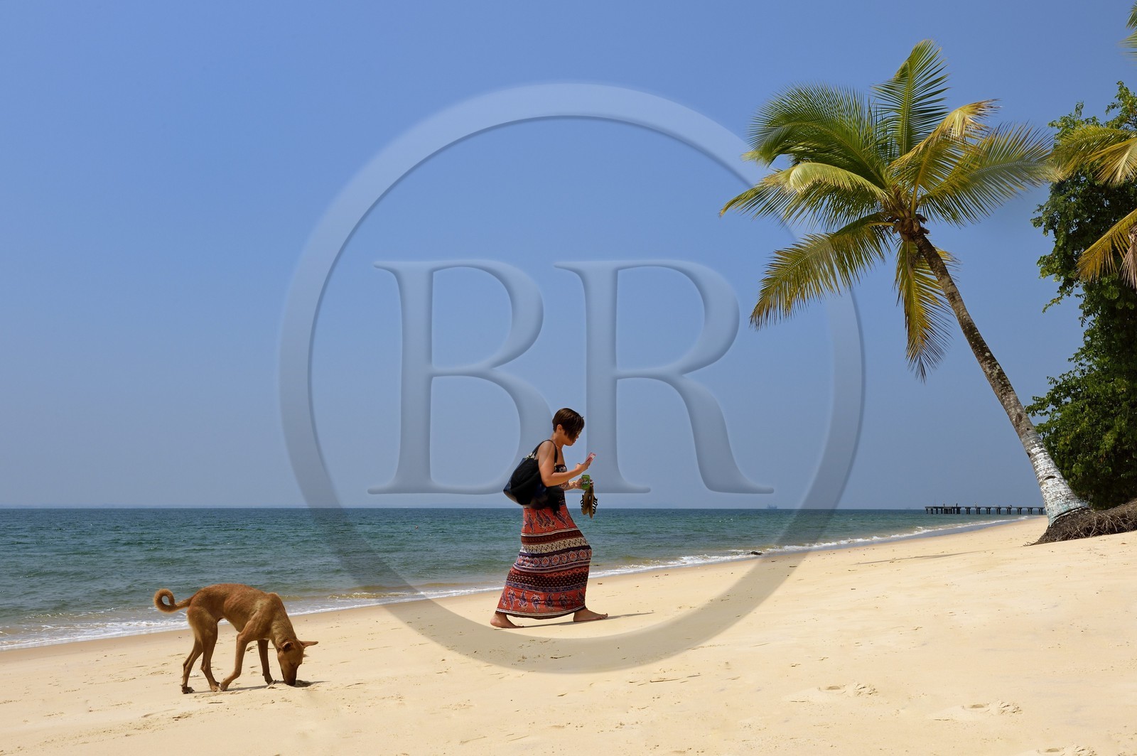 Gabon, province de l'Estuaire, plage de la Pointe Denis qui fait face à Libreville de l'autre côté de l'Estuaire du Gabon