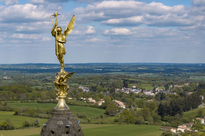 France, Vendée (85), Sèvremont, Saint-Michel-Mont-Mercure, l'église avec sa statue de l'archange Saint-Michel (vue aérienne)