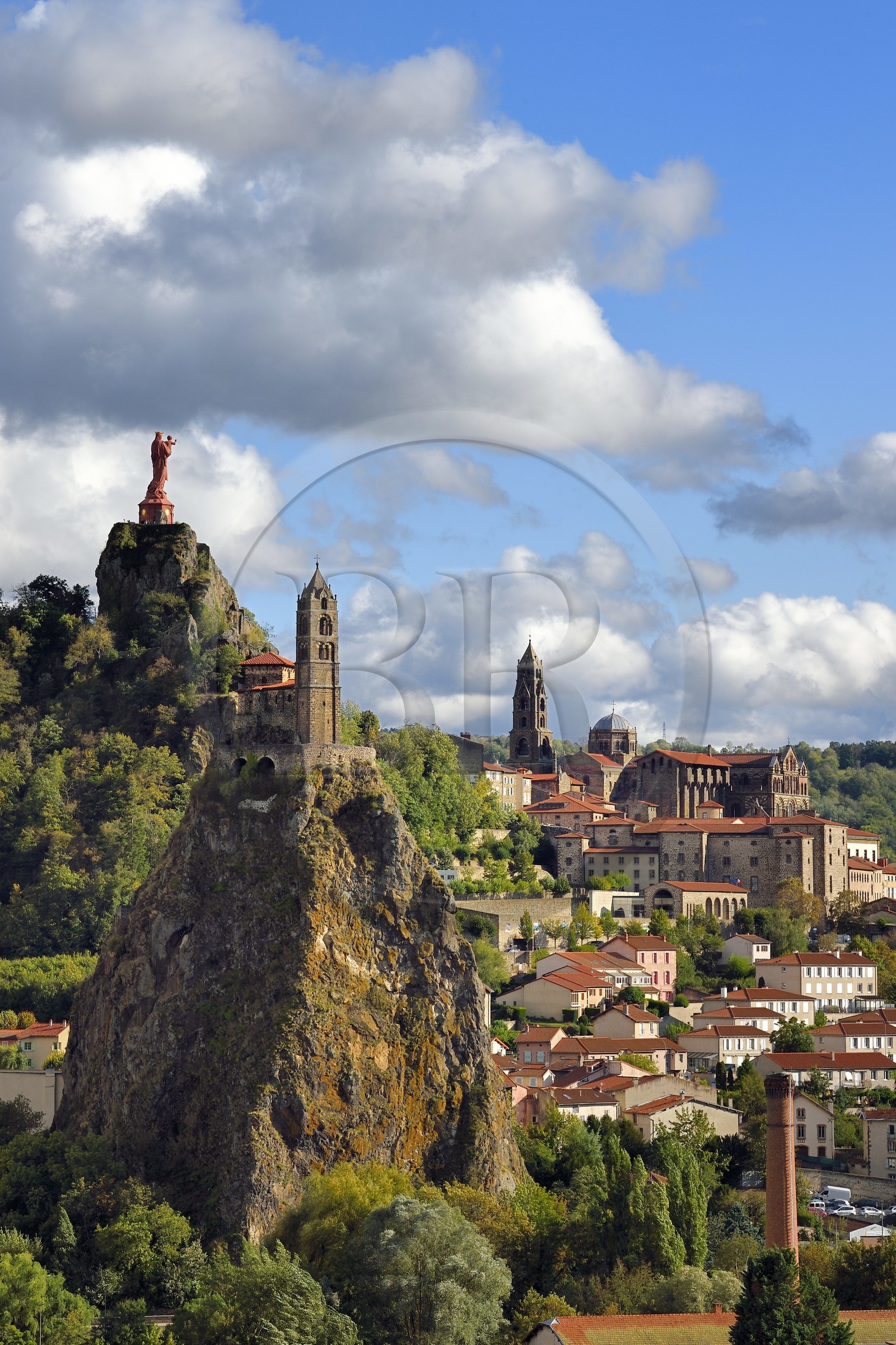 France, Haute-Loire (43), Le Puy-en-Velay, étape classée Patrimoine Mondial de l'UNESCO dans le cadre des chemins de Compostelle, vue sur la ville avec la Chapelle Saint-Michel d'Aiguilhe perchée sur un piton volcanique au premier plan, la statue Notre Dame de France (de 1860) sur le Rocher Corneille surplombant la cathédrale Notre Dame de l'Annonciation du XIIe siècle en arrière plan
