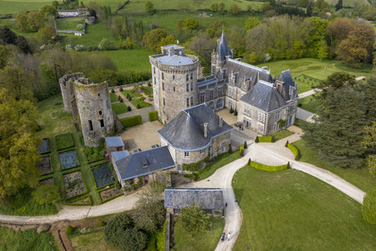 France, Vendée (85), Sèvremont, le chateau de la Flocellière, gite et chambre d'hotes (vue aérienne)