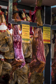 Espagne, Andalousie, Séville, quartier de Triana, le marché couvert de Triana, étal du charcutier, découpe du jambon