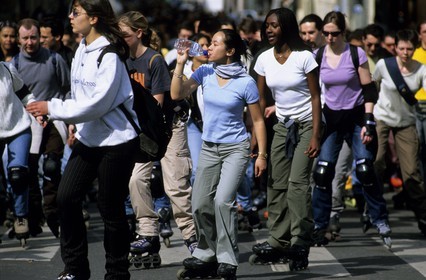 France, Paris (75), roller bladers