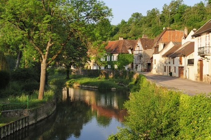France, Côte d'Or (21), Semur-en-Auxois, les bords de la rivière l'Armançon