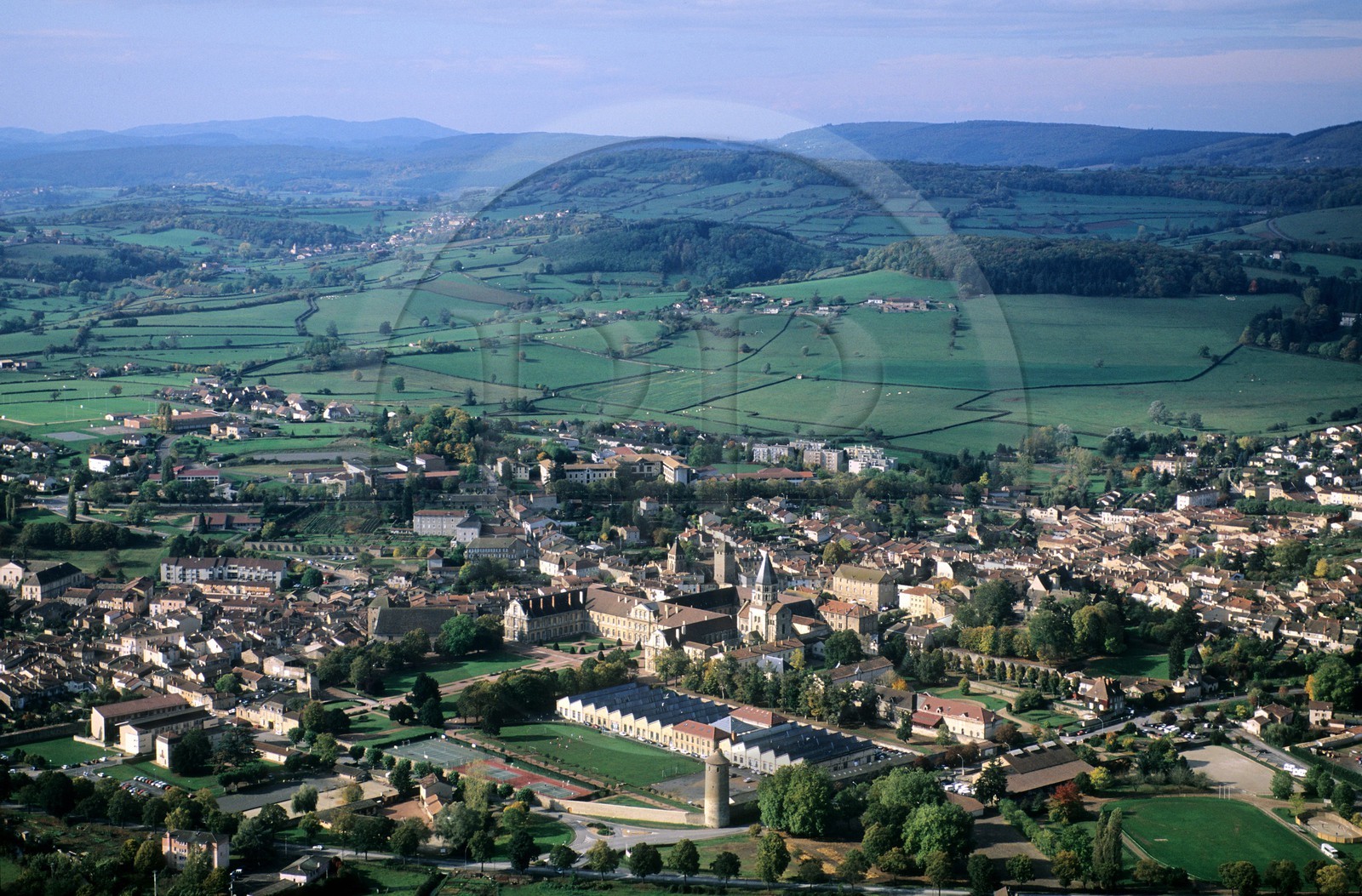 France, Saône-et-Loire (71), Mâconnais, ancienne abbaye de Cluny et la vieille ville (vue aérienne)