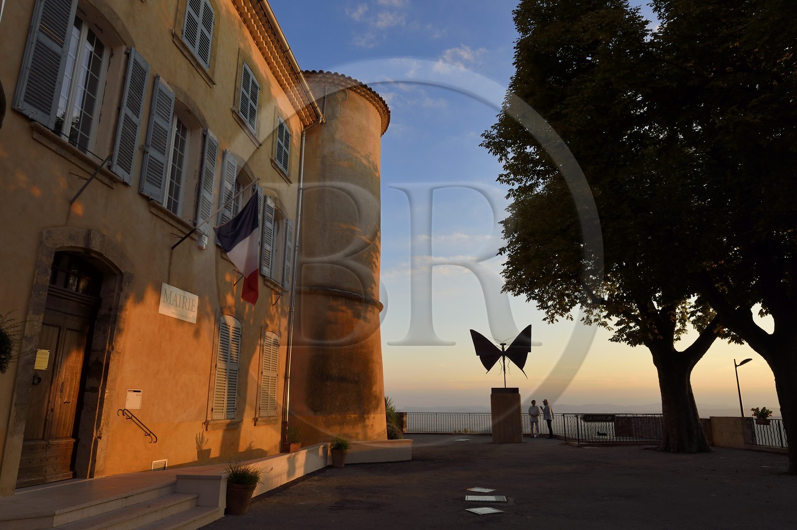 France, Var (83), La Dracénie, village de Tourtour, bronze appelé Flambé de Bernard Buffet sur l'esplanade de la mairie