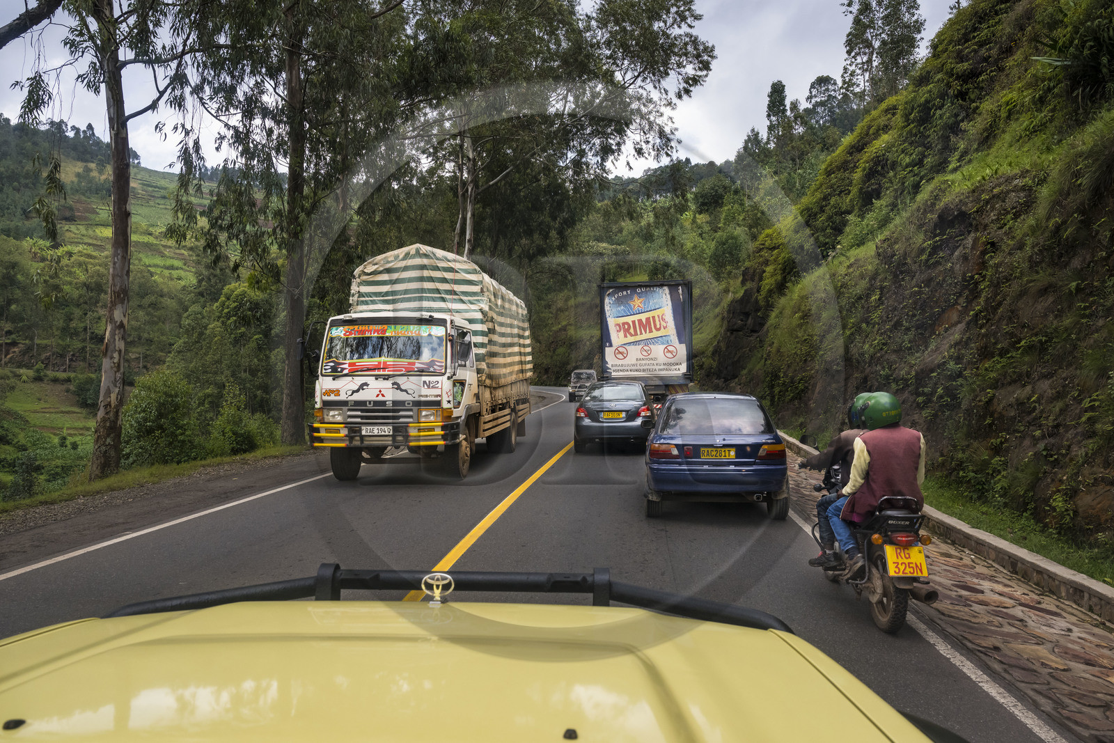Rwanda, Province du Nord, camions voitures et moto sur la Route Nationale 4 entre Kigali et Ruhengori