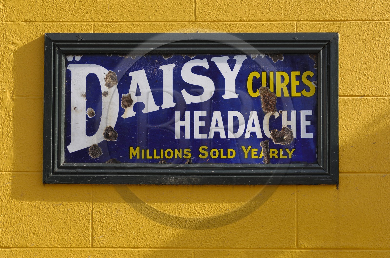 Irlande, Co. Kildare, Naas, anciennes publicités devant un pub