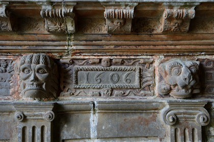 France, Finistère (29), Guimiliau, bas-reliefs sous le porche méridional de l'église dans l'enclos paroissial