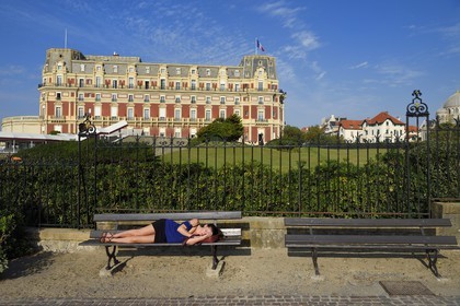 France, Pyrénées-Atlantiques (64), Pays-Basque, Biarritz, petite sieste sur un banc devant l'Hotel du Palais