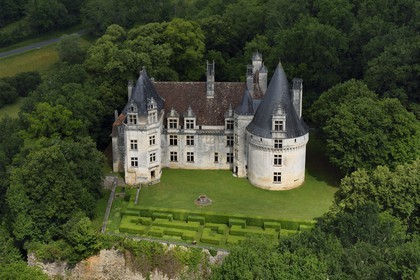 France, Dordogne (24), Périgord Vert, Villars, Chateau de Puyguilhem (vue aérienne)