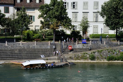 Suisse, Bâle, un des petits bacs qui permettent de traverser le Rhin