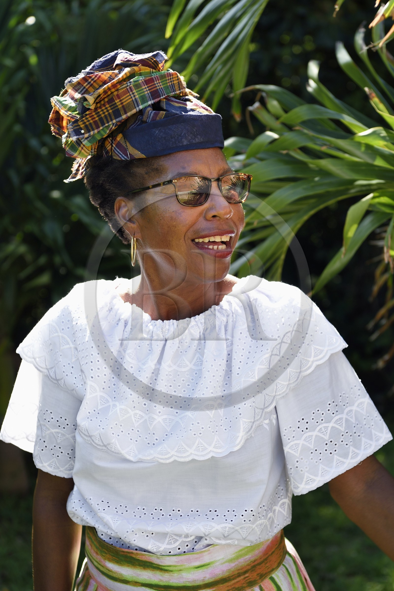 Caraïbes, Ile de la Dominique, site de Grand Fond dans le nord de l'île, Gillis en habit traditionnel de la Dominique au sortir de la messe