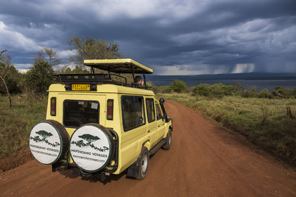 Rwanda, Parc national de l'Akagera, safari en 4x4 sur une piste menant au lac Ihema