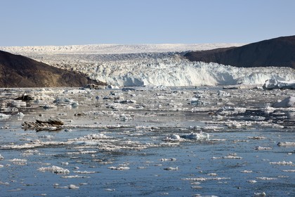 Groenland, cote ouest, baie de Disko, baie de Quervain, le glacier Eqip Sermia (glacier Eqi) s'étale sur 4 km et s'élève jusqu'à 50 mètres de hauteur