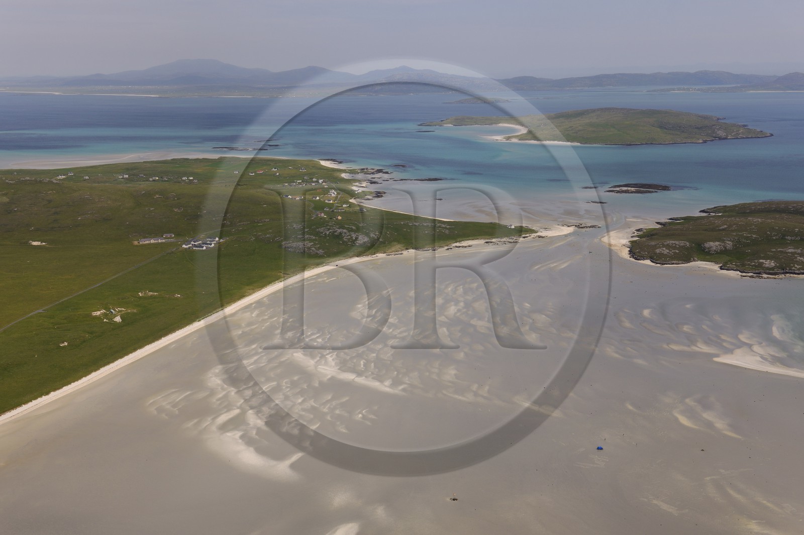 Royaume-Uni, Ecosse, Hébrides extérieures, Ile de Barra, plage à marée basse de la côte Nord qui est aussi la piste de l'aéroport de Barra (vue aérienne)