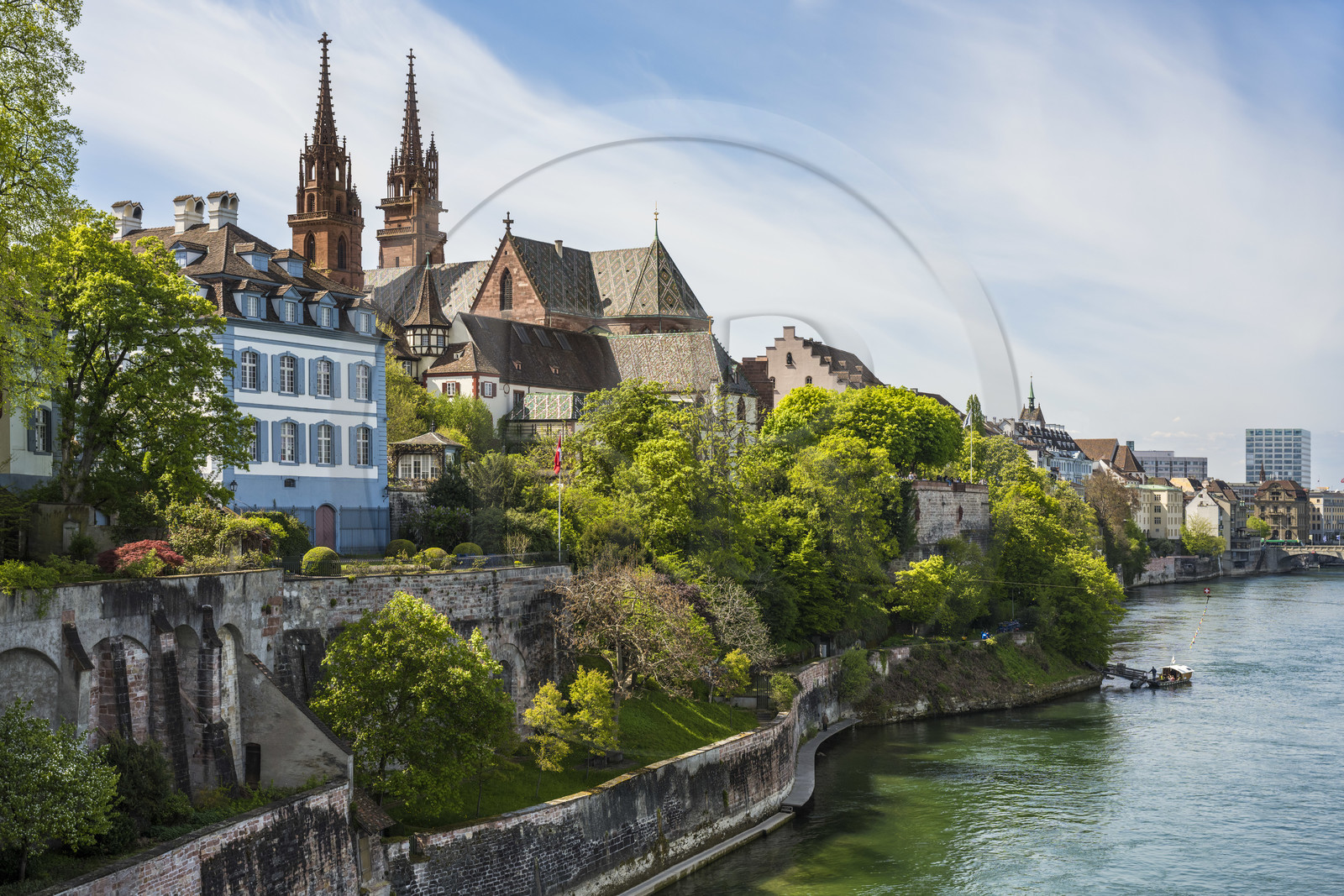 Suisse, Bâle, la rive gauche du Rhin, la cathédrale protestante Notre-Dame de Bâle (Munster) domine le Rhin et un des quatre petits bacs qui relient les rives du Rhin