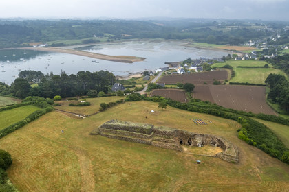 France, Finistère (29), Baie de Morlaix, Presqu'ïle de Kernehelen, site mégalithique du Cairn de Barnenez vieux de 6000 ans (vue aérienne)